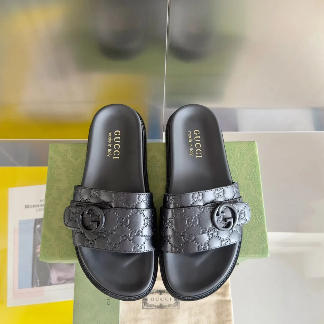 [G Home] Men's Men's Shoes💰: 300💰Size: 38-45 🆕2024Gucci Gucci Summer New Style Double G Presbyopia Flip-flops Cross Sandals Thick Sole Slippers Beach Shoes Original Purchase and Development Production G family's 2024 new summer dark horse items, fashion bloggers at home and abroad have put on the show, and it has become popular on social platforms at home and abroad. Fashionistas must pay for it, and they spend a lot of money to create ingenious craftsmanship and accurately restore every detail. Exquisite packaging at the delivery counter🛍📦 ▪️ Fabric: Original imported double G presbyopic leather ▪️ Lining: Original imported leather ▪️ Sole: Original open molded T men's shoes 💰U outsole ▪️ Bottom thickness: 3CM